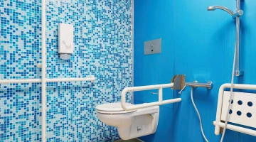 Toilettes pour handicapés dans la zone de camping