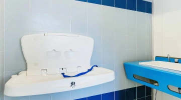 Table à langer dans la salle de bain du camping