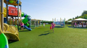 Jeux et toboggans dans l'espace enfants