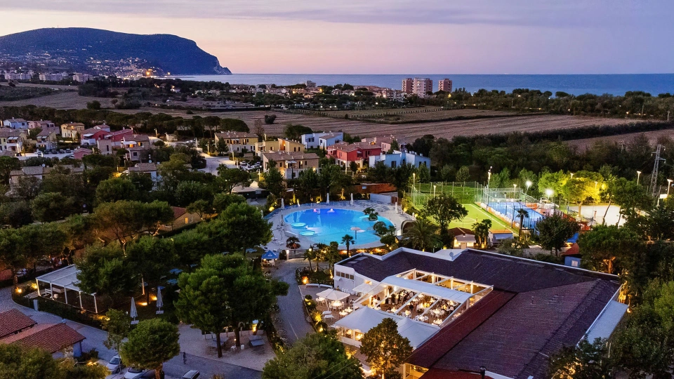 Vue aérienne du complexe en soirée