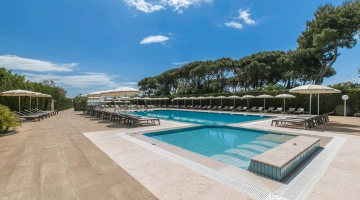 Piscina stagionale con area idromassaggio e solarium