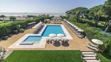 Piscina con zona solarium
