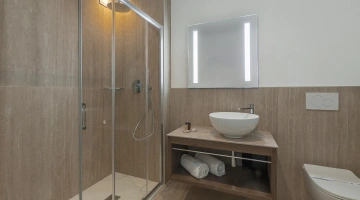 Bagno con ampio box doccia