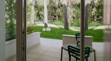 Camera con patio arredato