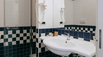 Servizi privati con phon a parete