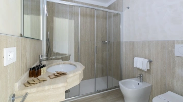 Bagno privato con set di cortesia e box doccia