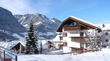 Facciata hotel sotto la neve