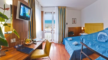 Vierbettzimmer mit Sat-TV und Balkon
