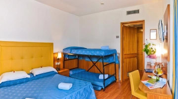 Vierbettzimmer mit Etagenbett