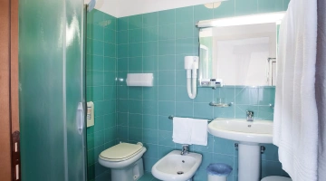 Privates Badezimmer mit Duschkabine