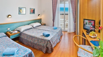 Dreibettzimmer mit Balkon und TV