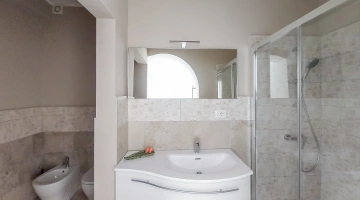 Bagno con box doccia