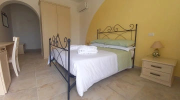 Camera con letto e scrivania