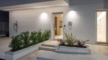 Eingang mit geneigter Rampe