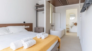 Schlafzimmer mit offener Badewanne