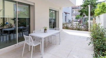 Private Terrasse mit Tisch und Stühlen