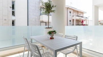 Privater Balkon mit Tisch und Stühlen