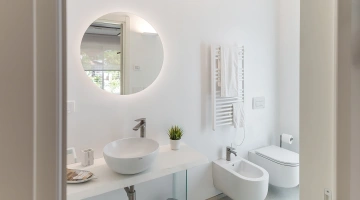 Badezimmer mit kostenlosen Toilettenartikeln