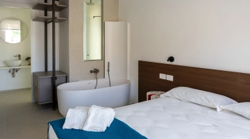 Doppelzimmer mit freistehender Badewanne