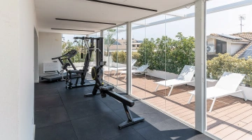 Ausgestatteter Fitnessraum