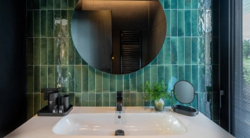 Salle de bain moderne et élégamment aménagée