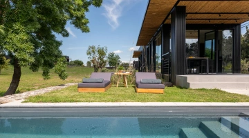 Solarium au bord de la piscine