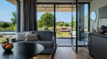 Salon avec vue sur le patio