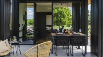 Patio avec petite table et fauteuils