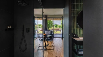 Salle de bains avec douche italienne
