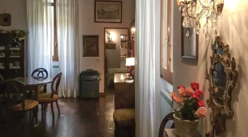 Salon avec table et chaises