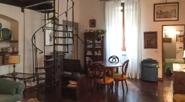 Escalier en colimaçon dans le salon