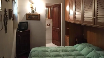 Lit double et armoire dans la chambre