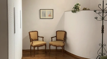 Couloir avec fauteuils