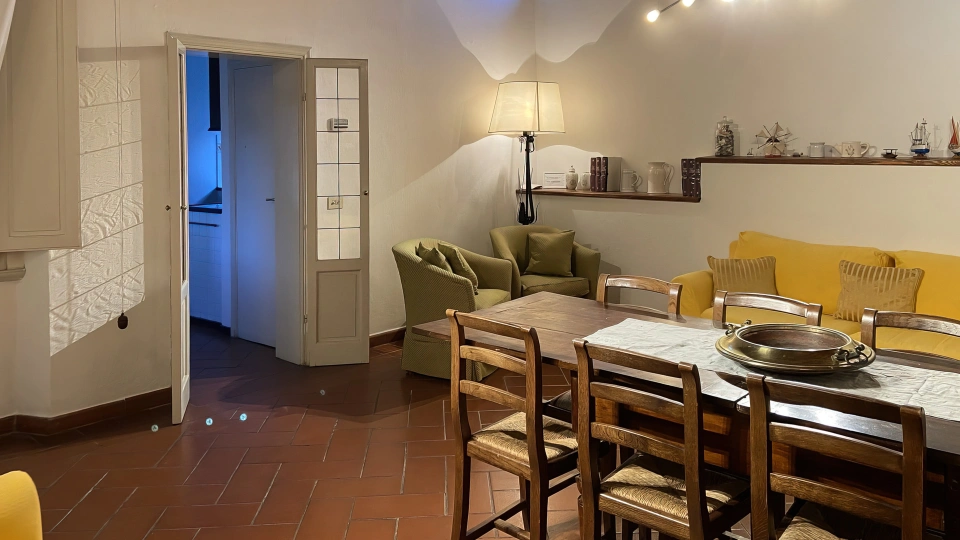 Salon avec canapé et table