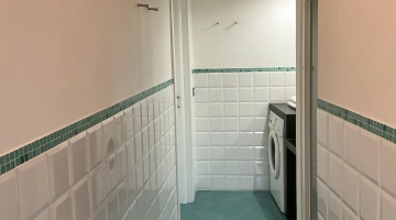 Badezimmer mit Dusche und Waschmaschine