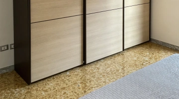 Kleiderschrank im Schlafzimmer