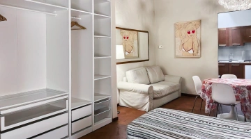 Chambre avec canapé et table