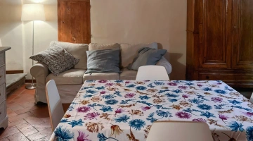 Salon avec table et canapé