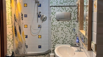 Salle de bain avec cabine de douche