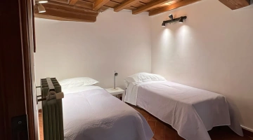 Chambre avec deux lits