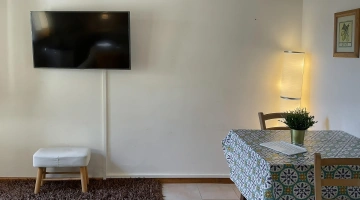 Salon avec télévision et table basse