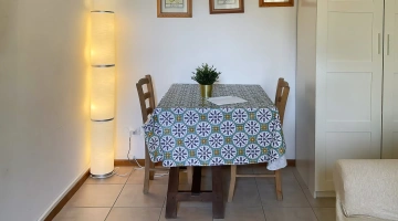 Table avec chaises dans le salon