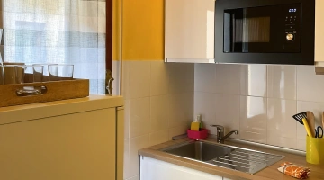 Détail de cuisine avec four à micro-ondes