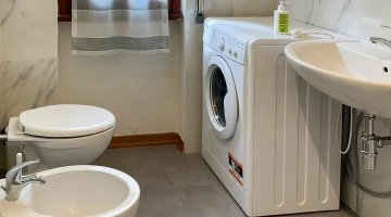 Salle de bains avec lave-linge