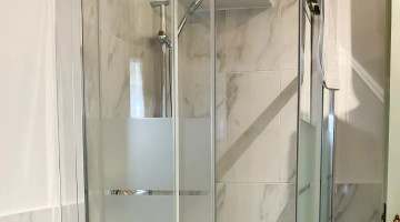 Cabine de douche dans la salle de bain