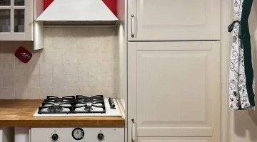 Plaque de cuisson et réfrigérateur dans la cuisine