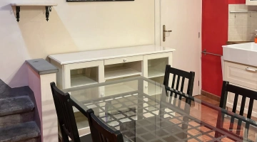 Meubles en bois et table en verre