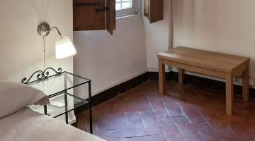 Détail de la table de chevet dans la chambre