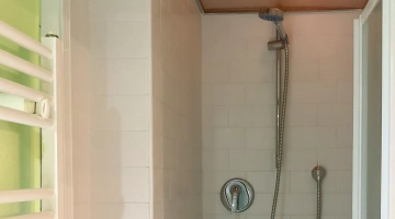 Douche dans salle de bain privée