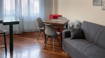 Wohnbereich mit Sofa und Tisch